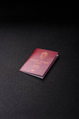 Norveç pasaportu, uluslararası seyahat ve tatil için Norveç vizesi. Tasarımınız için arka plan olarak Norveç pasaportu