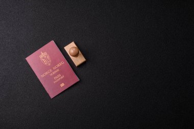 Norveç pasaportu, uluslararası seyahat ve tatil için Norveç vizesi. Tasarımınız için arka plan olarak Norveç pasaportu
