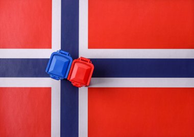 Çöp veya çöp kutuları, seçici ve geri dönüşümlü atık imhası için kavramsal bir arka plan. Çöp kutuları veya atıklar tasarımınız için bir arkaplan