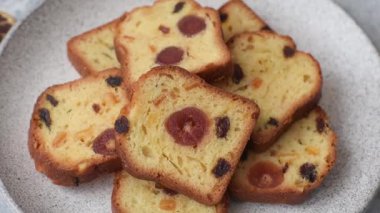 Noel kutlaması için meyveli kek, pasta ve kirazlı tatlı, erik ve kuru üzüm. Tasarımınız için gıda arkaplanı olarak meyveli turta.