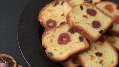 Noel kutlaması için meyveli kek, pasta ve kirazlı tatlı, erik ve kuru üzüm. Tasarımınız için gıda arkaplanı olarak meyveli turta.