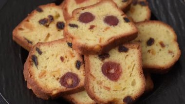 Noel kutlaması için meyveli kek, pasta ve kirazlı tatlı, erik ve kuru üzüm. Tasarımınız için gıda arkaplanı olarak meyveli turta.