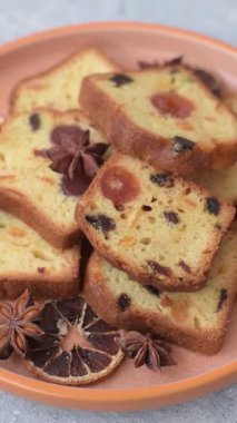 Noel kutlaması için meyveli kek, pasta ve kirazlı tatlı, erik ve kuru üzüm. Tasarımınız için gıda arkaplanı olarak meyveli turta.