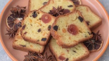 Noel kutlaması için meyveli kek, pasta ve kirazlı tatlı, erik ve kuru üzüm. Tasarımınız için gıda arkaplanı olarak meyveli turta.