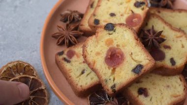 Noel kutlaması için meyveli kek, pasta ve kirazlı tatlı, erik ve kuru üzüm. Tasarımınız için gıda arkaplanı olarak meyveli turta.