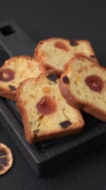 Noel kutlaması için meyveli kek, pasta ve kirazlı tatlı, erik ve kuru üzüm. Tasarımınız için gıda arkaplanı olarak meyveli turta.