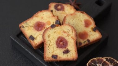 Noel kutlaması için meyveli kek, pasta ve kirazlı tatlı, erik ve kuru üzüm. Tasarımınız için gıda arkaplanı olarak meyveli turta.