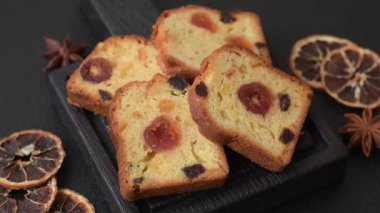 Noel kutlaması için meyveli kek, pasta ve kirazlı tatlı, erik ve kuru üzüm. Tasarımınız için gıda arkaplanı olarak meyveli turta.