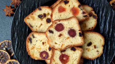 Noel kutlaması için meyveli kek, pasta ve kirazlı tatlı, erik ve kuru üzüm. Tasarımınız için gıda arkaplanı olarak meyveli turta.