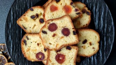 Noel kutlaması için meyveli kek, pasta ve kirazlı tatlı, erik ve kuru üzüm. Tasarımınız için gıda arkaplanı olarak meyveli turta.