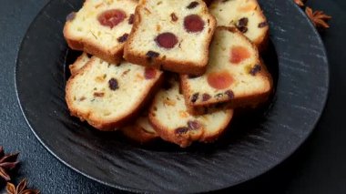 Noel kutlaması için meyveli kek, pasta ve kirazlı tatlı, erik ve kuru üzüm. Tasarımınız için gıda arkaplanı olarak meyveli turta.