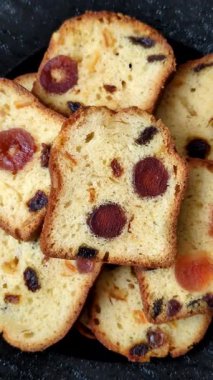 Noel kutlaması için meyveli kek, pasta ve kirazlı tatlı, erik ve kuru üzüm. Tasarımınız için gıda arkaplanı olarak meyveli turta.