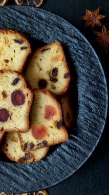 Noel kutlaması için meyveli kek, pasta ve kirazlı tatlı, erik ve kuru üzüm. Tasarımınız için gıda arkaplanı olarak meyveli turta.