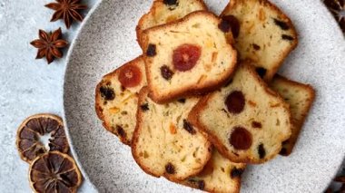 Noel kutlaması için meyveli kek, pasta ve kirazlı tatlı, erik ve kuru üzüm. Tasarımınız için gıda arkaplanı olarak meyveli turta.