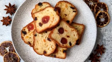 Noel kutlaması için meyveli kek, pasta ve kirazlı tatlı, erik ve kuru üzüm. Tasarımınız için gıda arkaplanı olarak meyveli turta.