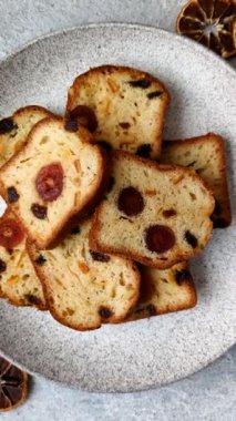 Noel kutlaması için meyveli kek, pasta ve kirazlı tatlı, erik ve kuru üzüm. Tasarımınız için gıda arkaplanı olarak meyveli turta.