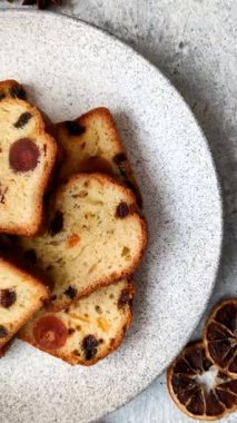 Noel kutlaması için meyveli kek, pasta ve kirazlı tatlı, erik ve kuru üzüm. Tasarımınız için gıda arkaplanı olarak meyveli turta.