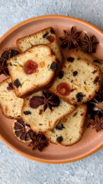 Noel kutlaması için meyveli kek, pasta ve kirazlı tatlı, erik ve kuru üzüm. Tasarımınız için gıda arkaplanı olarak meyveli turta.