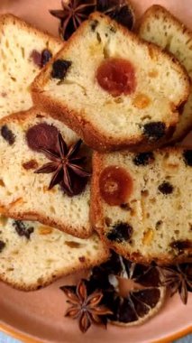 Noel kutlaması için meyveli kek, pasta ve kirazlı tatlı, erik ve kuru üzüm. Tasarımınız için gıda arkaplanı olarak meyveli turta.