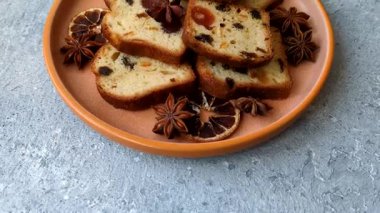 Noel kutlaması için meyveli kek, pasta ve kirazlı tatlı, erik ve kuru üzüm. Tasarımınız için gıda arkaplanı olarak meyveli turta.