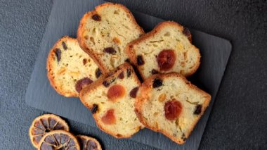 Noel kutlaması için meyveli kek, pasta ve kirazlı tatlı, erik ve kuru üzüm. Tasarımınız için gıda arkaplanı olarak meyveli turta.