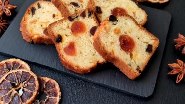 Noel kutlaması için meyveli kek, pasta ve kirazlı tatlı, erik ve kuru üzüm. Tasarımınız için gıda arkaplanı olarak meyveli turta.