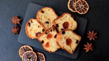 Noel kutlaması için meyveli kek, pasta ve kirazlı tatlı, erik ve kuru üzüm. Tasarımınız için gıda arkaplanı olarak meyveli turta.