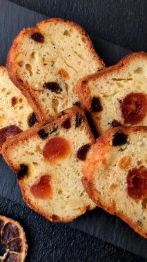 Noel kutlaması için meyveli kek, pasta ve kirazlı tatlı, erik ve kuru üzüm. Tasarımınız için gıda arkaplanı olarak meyveli turta.