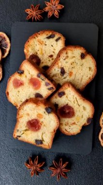 Noel kutlaması için meyveli kek, pasta ve kirazlı tatlı, erik ve kuru üzüm. Tasarımınız için gıda arkaplanı olarak meyveli turta.