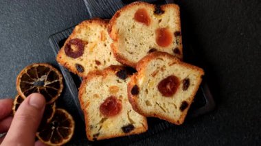 Noel kutlaması için meyveli kek, pasta ve kirazlı tatlı, erik ve kuru üzüm. Tasarımınız için gıda arkaplanı olarak meyveli turta.