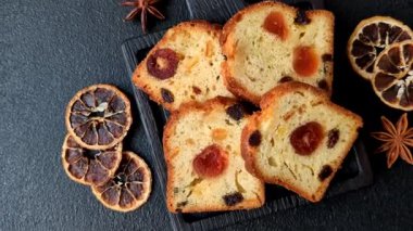 Noel kutlaması için meyveli kek, pasta ve kirazlı tatlı, erik ve kuru üzüm. Tasarımınız için gıda arkaplanı olarak meyveli turta.