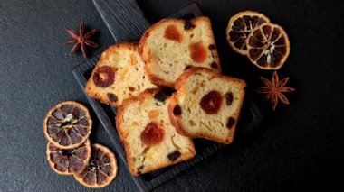 Noel kutlaması için meyveli kek, pasta ve kirazlı tatlı, erik ve kuru üzüm. Tasarımınız için gıda arkaplanı olarak meyveli turta.