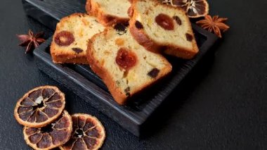 Noel kutlaması için meyveli kek, pasta ve kirazlı tatlı, erik ve kuru üzüm. Tasarımınız için gıda arkaplanı olarak meyveli turta.