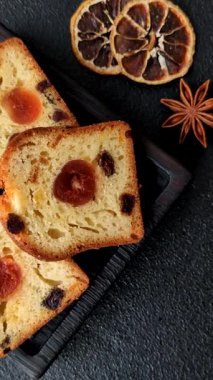 Noel kutlaması için meyveli kek, pasta ve kirazlı tatlı, erik ve kuru üzüm. Tasarımınız için gıda arkaplanı olarak meyveli turta.