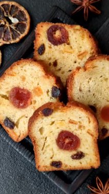 Noel kutlaması için meyveli kek, pasta ve kirazlı tatlı, erik ve kuru üzüm. Tasarımınız için gıda arkaplanı olarak meyveli turta.