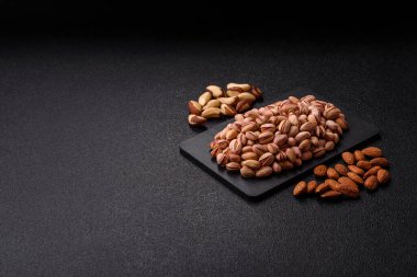 Sağlıklı, yüksek kalorili bir gıda malzemesi olarak kabuklu şam fıstığı. Tasarımınız için yemek arkaplanı olarak fıstıklar