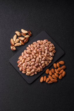 Sağlıklı, yüksek kalorili bir gıda malzemesi olarak kabuklu şam fıstığı. Tasarımınız için yemek arkaplanı olarak fıstıklar