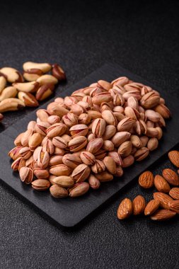 Sağlıklı, yüksek kalorili bir gıda malzemesi olarak kabuklu şam fıstığı. Tasarımınız için yemek arkaplanı olarak fıstıklar