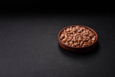 Sağlıklı, yüksek kalorili bir gıda malzemesi olarak kabuklu şam fıstığı. Tasarımınız için yemek arkaplanı olarak fıstıklar