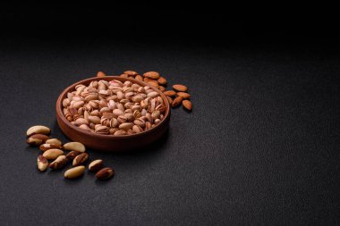 Sağlıklı, yüksek kalorili bir gıda malzemesi olarak kabuklu şam fıstığı. Tasarımınız için yemek arkaplanı olarak fıstıklar