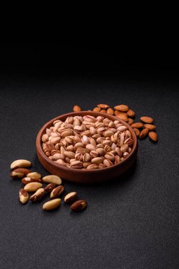 Sağlıklı, yüksek kalorili bir gıda malzemesi olarak kabuklu şam fıstığı. Tasarımınız için yemek arkaplanı olarak fıstıklar