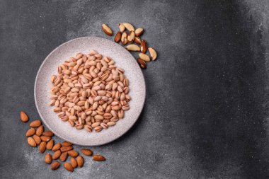 Sağlıklı, yüksek kalorili bir gıda malzemesi olarak kabuklu şam fıstığı. Tasarımınız için yemek arkaplanı olarak fıstıklar