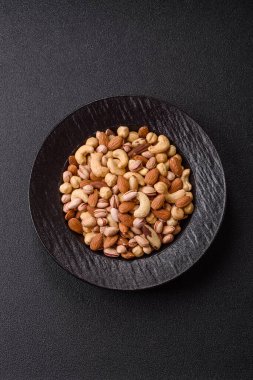 Sağlıklı gıda malzemesi olarak kaju, fıstık, badem, Brezilya fındığı, macadamia ve fındık karışımı. Tasarımınız için yemek arkaplanı olarak fındık