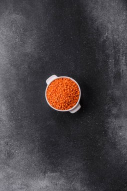 Çiğ kırmızı mercimek sağlıklı bir vegan yemeği için protein kaynağıdır. Kırmızı mercimek tasarımınız için bir gıda arka planıdır.