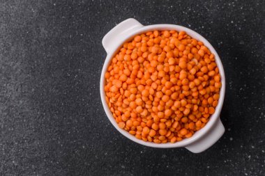 Çiğ kırmızı mercimek sağlıklı bir vegan yemeği için protein kaynağıdır. Kırmızı mercimek tasarımınız için bir gıda arka planıdır.