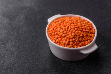 Çiğ kırmızı mercimek sağlıklı bir vegan yemeği için protein kaynağıdır. Kırmızı mercimek tasarımınız için bir gıda arka planıdır.