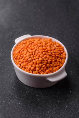 Çiğ kırmızı mercimek sağlıklı bir vegan yemeği için protein kaynağıdır. Kırmızı mercimek tasarımınız için bir gıda arka planıdır.