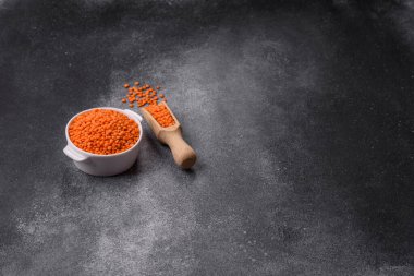 Çiğ kırmızı mercimek sağlıklı bir vegan yemeği için protein kaynağıdır. Kırmızı mercimek tasarımınız için bir gıda arka planıdır.