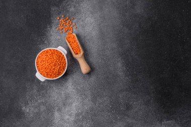 Çiğ kırmızı mercimek sağlıklı bir vegan yemeği için protein kaynağıdır. Kırmızı mercimek tasarımınız için bir gıda arka planıdır.