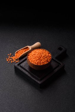 Çiğ kırmızı mercimek sağlıklı bir vegan yemeği için protein kaynağıdır. Kırmızı mercimek tasarımınız için bir gıda arka planıdır.